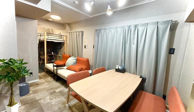 SHINBASHI Station A major hub station ideal for Tokyo sightseeing Numerous restaurants and eateries surround the station Enjoy your stay on the top floor of the building without worrying about noise Elevator available