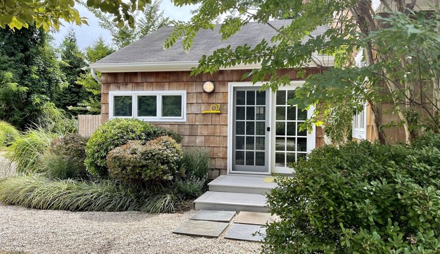 Silver Beach Hideaway: newly updated quiet cozy cottage - 4 min walk to beaches!