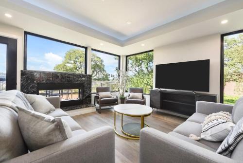 Skyline's Duplex- 10Bd-6Bth 4Car Parking w Roofdeck