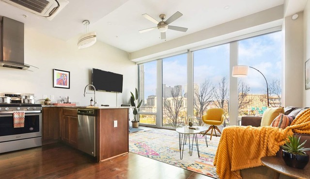 Skyline Views, Free Parking, Gym and Fast WiFi