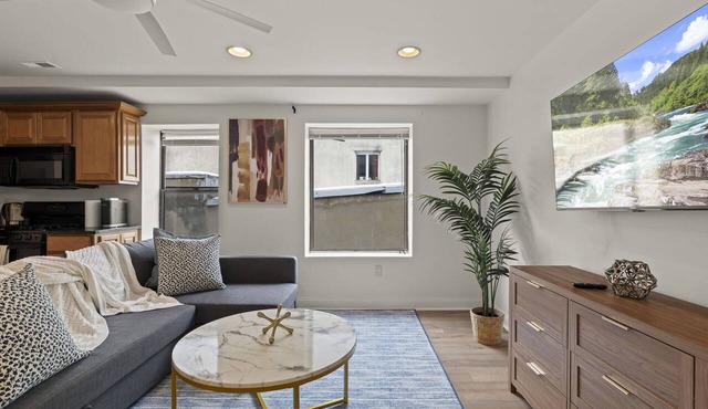Sleek 2BR Sleeps 6 Oasis | Near The Liberty Bell