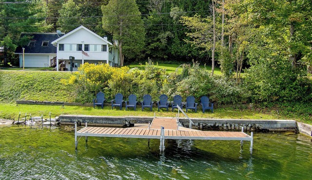 Sleeps 8, Beautiful, Family-Friendly Lakefront Retreat near Colgate University