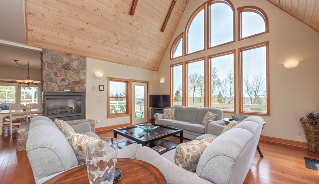 Slopeside Escape w/Fireplace & Deck Dining