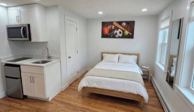 ~Small Studio - Close to JFK - Steps to Subways~