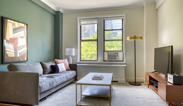 Smart UWS 1BR w/Doorman and amazing city views by Blueground