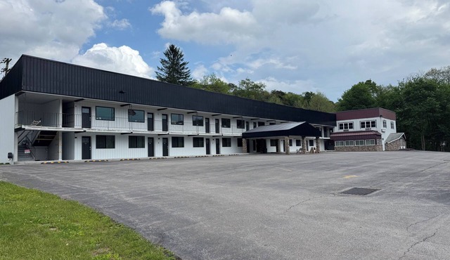 Soothing 1-bedroom hotel room with AC in Raystown Lake Region