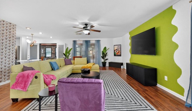 Southern Comfort Escapes 5BR for 14 Near NASA home