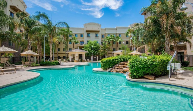 Spacious 2BR Suite | Pool, Hot Tub & Hot Breakfast