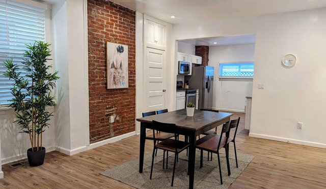 Spacious 4-bedroom/2-bathroom house with WiFi and AC in charming Pittsburgh