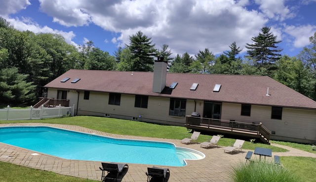 Spacious 4 bedroom house with a private pool in a quiet area