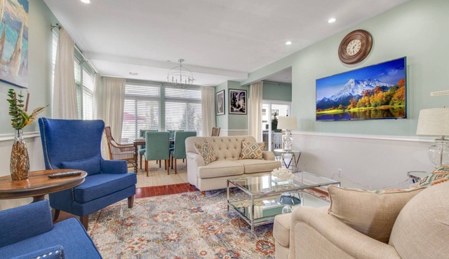Spacious 4-bedroom townhome in delightful Arverne By the Sea, Free Parking WiFi