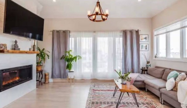 Spacious 5-bedroom ocean view house in serene Long Beach with fitness room.