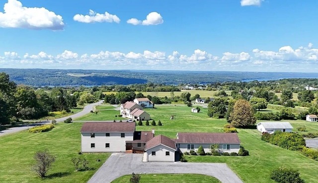 Spacious 5BR Lake View Near Cornell Sleeps 9 Accessible Perfect for Groups