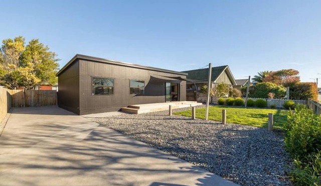 Spacious Christchurch Home, Sleeps 8, Free Parking