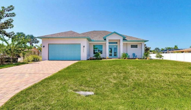 Spacious, dog friendly home with pool, on waterway within minutes to the Gulf