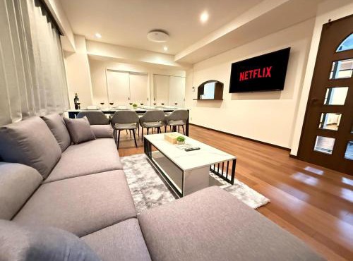 Spacious Family Apartment in Tokyo Up to 12 Guests Elevator