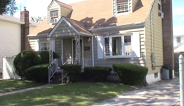 Spacious family house in Queens, 10 minutes from JFK, Mall & Train, Free Parking
