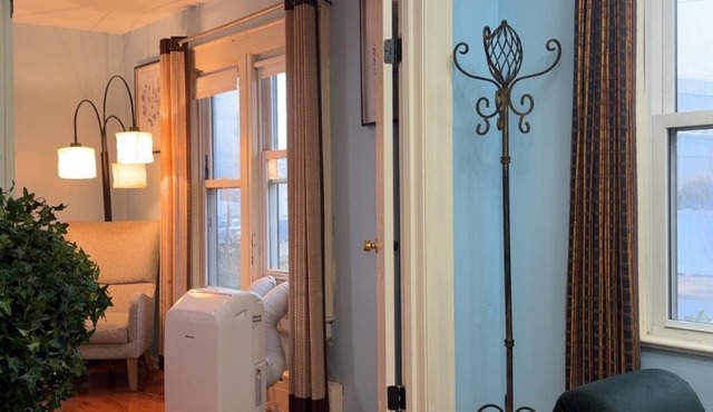 Spacious Home Prime Location Near Train, JFK, Dining, Shop, Parking & Essentials