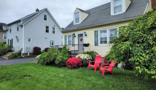 Spacious house with King & Queen beds, private patio, walkable to Train Station!