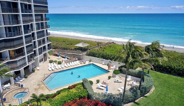 Spacious Luxury 2-bd 2-ba Ocean Front Condo, in tranquil Hutchinson Island