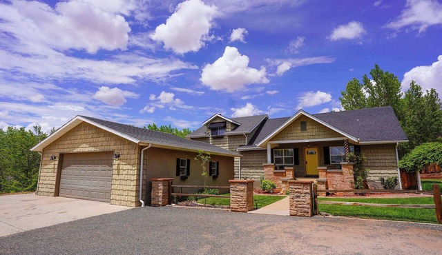 Spacious Retreat w/Views Near Zion & Bryce UT