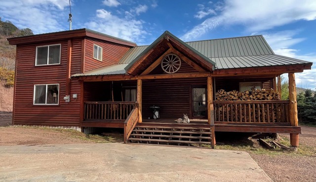 Spacious Rustic Log Cabin-La Veta Pass-Easy Access & Wifi! Pet & Horse Friendly!