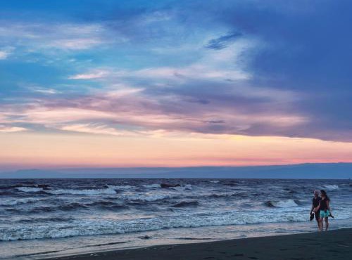 Spacious Shonan Beach Villa 2-min walk to Beach, near Enoshima Island & Kamakura access, Kala's Blue Crush at Kugenuma Kaigan