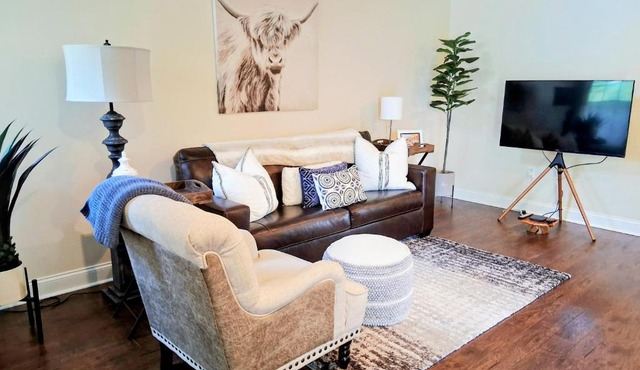 Spacious Townhouse, Central Location, Deluxe Guest Suite