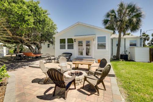 St Augustine Cottage w/Fire Pit - Walk to Pier!