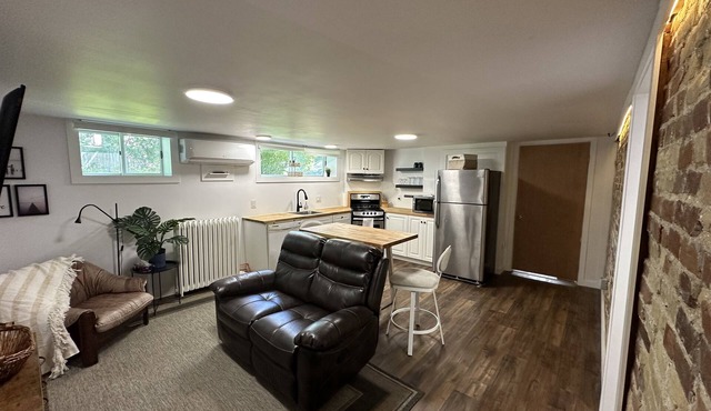 Stay In Sarnia [NEW] 2BR Souterrain Apt - Downtown
