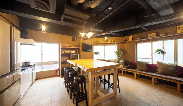 Stay in Yokohama Retro Old Town, film and drama locations! 5LDK, 100 sq.m. 5-minute walk to JR Kannai Station and 6 stations on 4 lines are available!