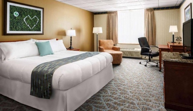 Studio w Pool, BBQ Area & Spa at Lakeview Golf Hotel