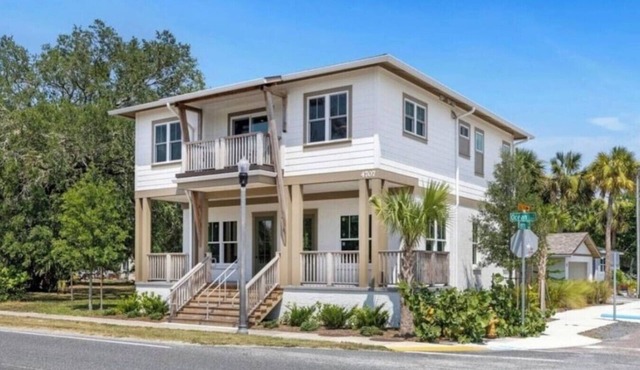 Stunning 3BR Overlooking the Water!