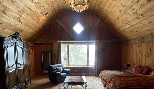 Stunning Loft in the Heart of King Township
