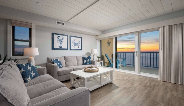 Stunning ocean front condo with ocean views, pool, gym & private balcony