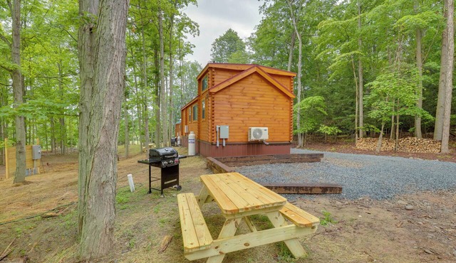 Stunning Views! 3-Cabin Retreat on 400-Acre Farm