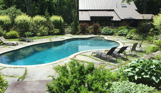 Stylish, modern barn with chef’s kitchen, heated pool, privacy