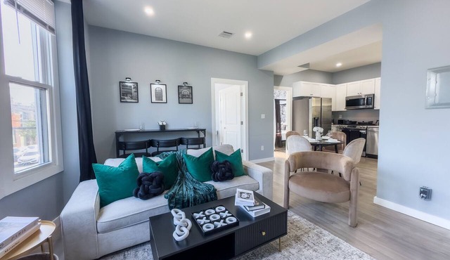 Stylish Secret: 1 FREE parking + walk to train, Sleep 8, ✨10% OFF 7 days