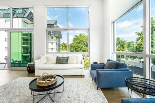 Stylish Top-Floor Apartment in Merivale