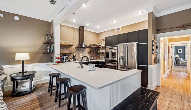 Stylish Town Center Retreat Steps to Beach & Restaurants