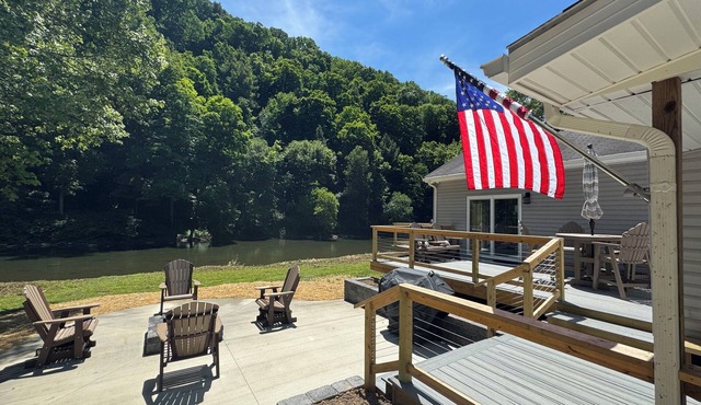 Summer Home @ Copper Hollow, Right beside the Creek, accommodates 4 guest