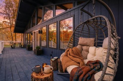 Summer Oasis Hot Tub, Huge Yard, Pool Lakes