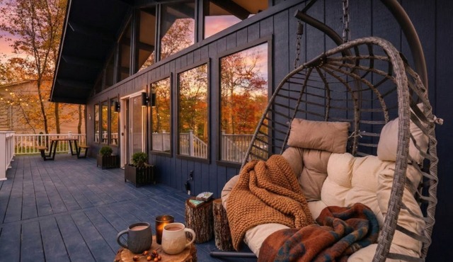 Summer Oasis: Hot Tub, Huge Yard, Pool + Lakes
