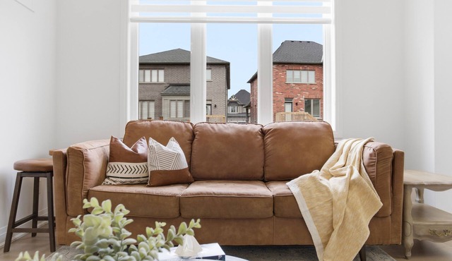 Sunlit Brand-New Home: Comfort & Convenience for Families