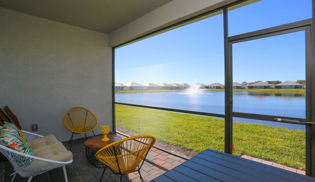 Sunset-facing lake view home. Stylish interior. Up to 6 guests.