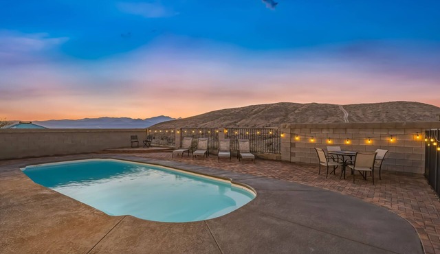 Sunset Pool Home Retreat Sleeps 11 Close to River