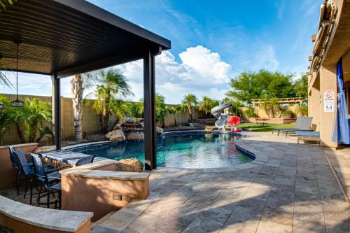 Swim-Up Bar & Games! Ultimate Goodyear Group Stay
