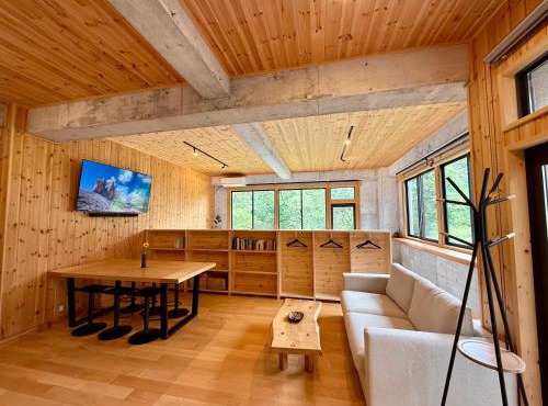 TATEYA VACATION 8 Cozy Modern Suite by the Creek