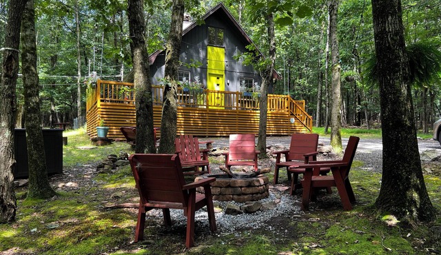 That Gray House. Romantic getaway. Parks, lakes. Optional experience packages