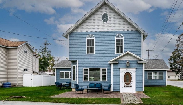 The Beach Pad · Spacious 4BR Getaway · Walk to Sylvan Beach